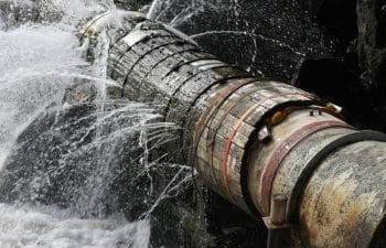 الاستعانة بشركات كشف تسربات المياه